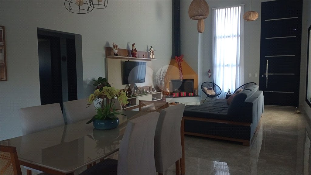 Casa à venda com 3 quartos, sendo 1 suíte, no condomínio Village da Serra, Araçoiaba da Serra - SP