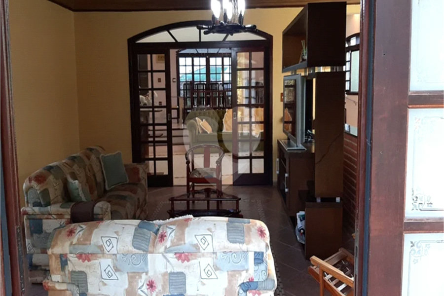 Casa à venda com 6 quartos, sendo 4 suítes, no condomínio Alpes da Cantareira, Mairiporã - SP