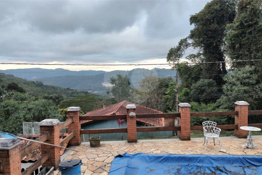 Casa à venda com 4 quartos, sendo 1 suíte, no condomínio Parque Suiça, Caieiras - SP