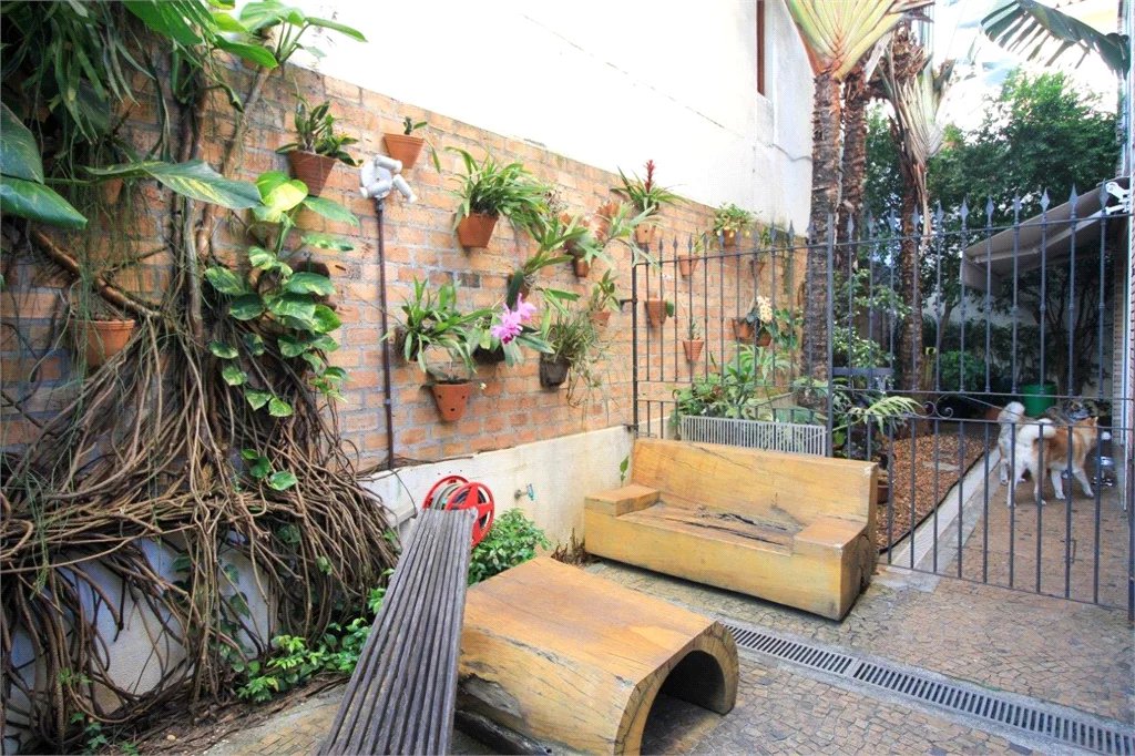 Casa à venda ou para alugar com 5 quartos, sendo 3 suítes, em Vila Madalena, São Paulo, SP