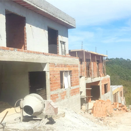 Casa à venda com 4 quartos, sendo 2 suítes, no condomínio Jaboticabeiras, Atibaia - SP