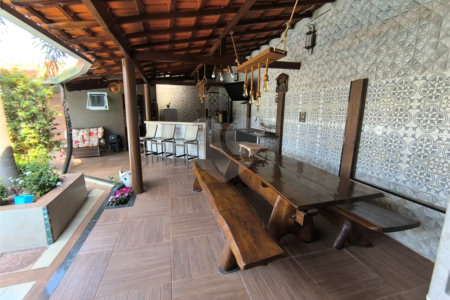 Casa à Venda no Santa Marta com 3 Suítes e Piscina