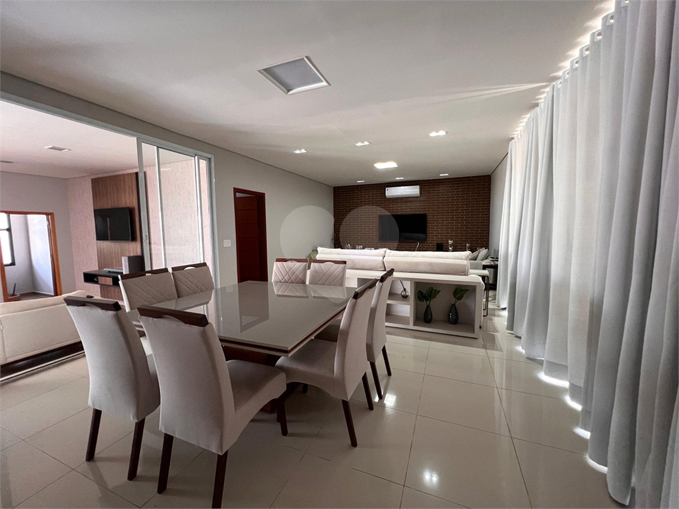 Casa à venda com 3 quartos, sendo 2 suítes, no condomínio Terras de Mont Serrat, Salto - SP