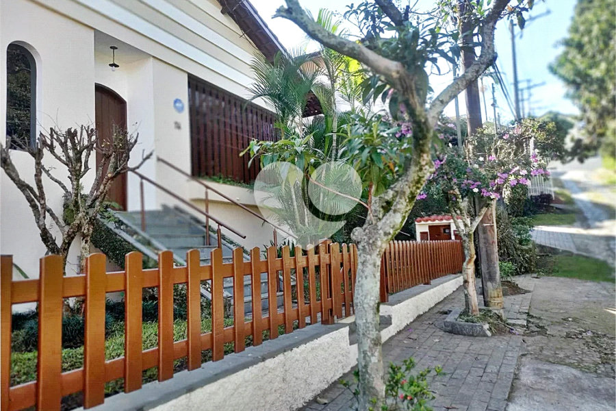 Sobrado à venda com 4 quartos, sendo 1 suíte, em Tremembé, São Paulo, SP