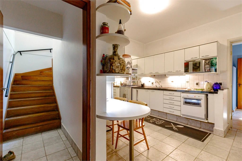 Casa à venda com 4 quartos, sendo 2 suítes, em Jardim Everest, São Paulo, SP