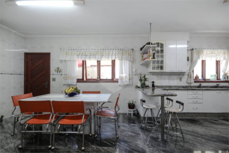 Casa à venda com 4 quartos, sendo 3 suítes, em City América, São Paulo, SP