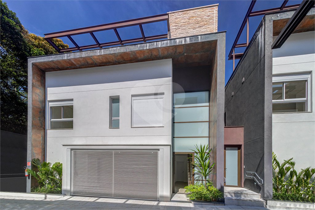Casa à venda ou para alugar com 3 suítes no condomínio Jardim Flora, São Paulo - SP
