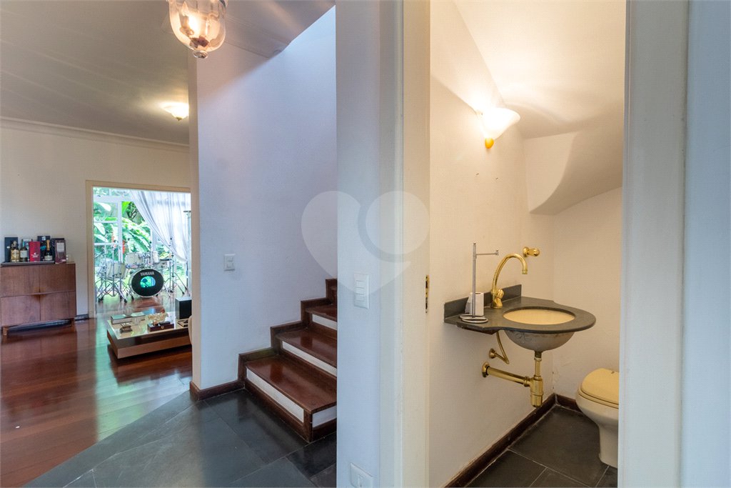 Casa à venda com 4 quartos, sendo 2 suítes,  no condomínio Vila das Flores, São Paulo - SP