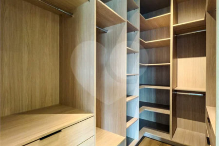 Indaiatuba - Condominio Villa Sapezal - 318 m² de Terreno - 230 m² de Área Construída - 3 suítes, sendo 1 Master com closet planejado - Sala de TV - Sala de estar integrada à Sala de jantar - Cozinha com móveis planejados - Despensa - Escritório planejado - Lavabo - Piscina com preparação para aquec