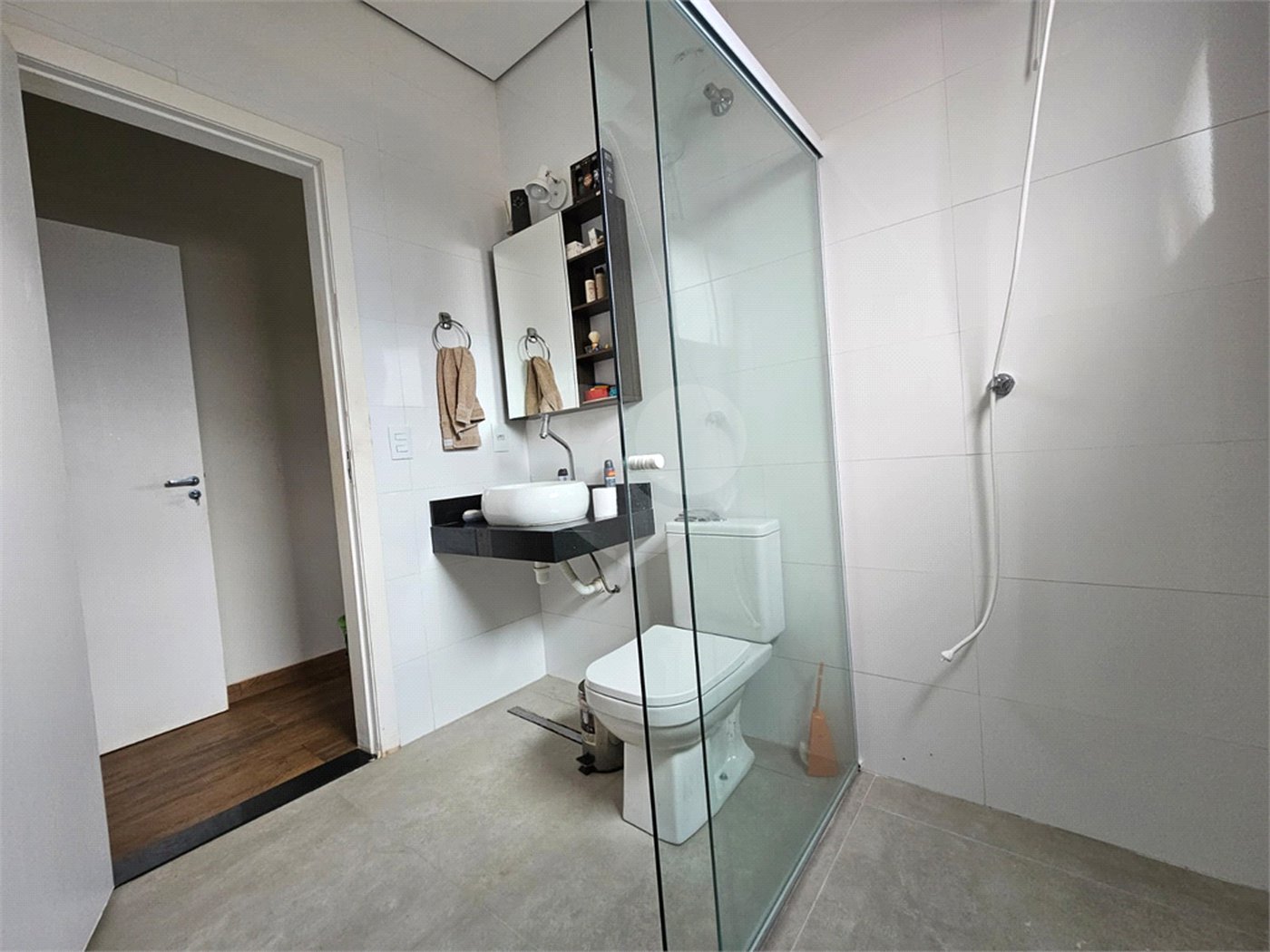 Casa à venda com 4 quartos, sendo 1 suíte,  no condomínio Jardim Shangri-lá, Atibaia - SP