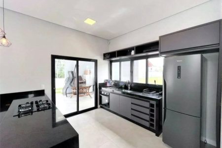 Casa à venda com 3 suítes no condomínio Ninho Verde II, Pardinho - SP