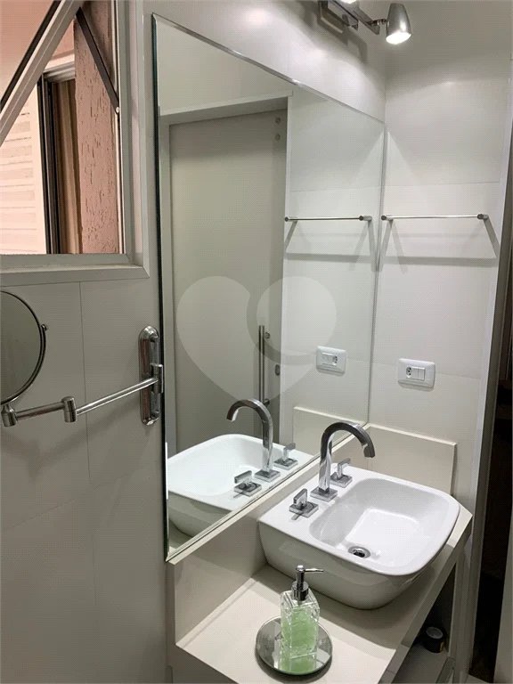 Sobrado com 3 quartos e garagem para 5 veículos.