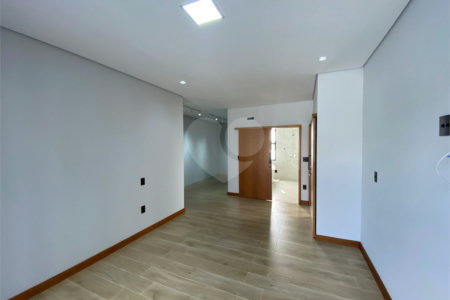 Casa à Venda no Condomínio Damha II