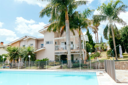 Casa à venda com 5 quartos, sendo 4 suítes, no condomínio Flamboyant, Atibaia - SP