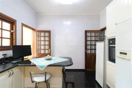 Casa com 3 dormitórios sendo 3 suítes com 03 vagas de garagem.
