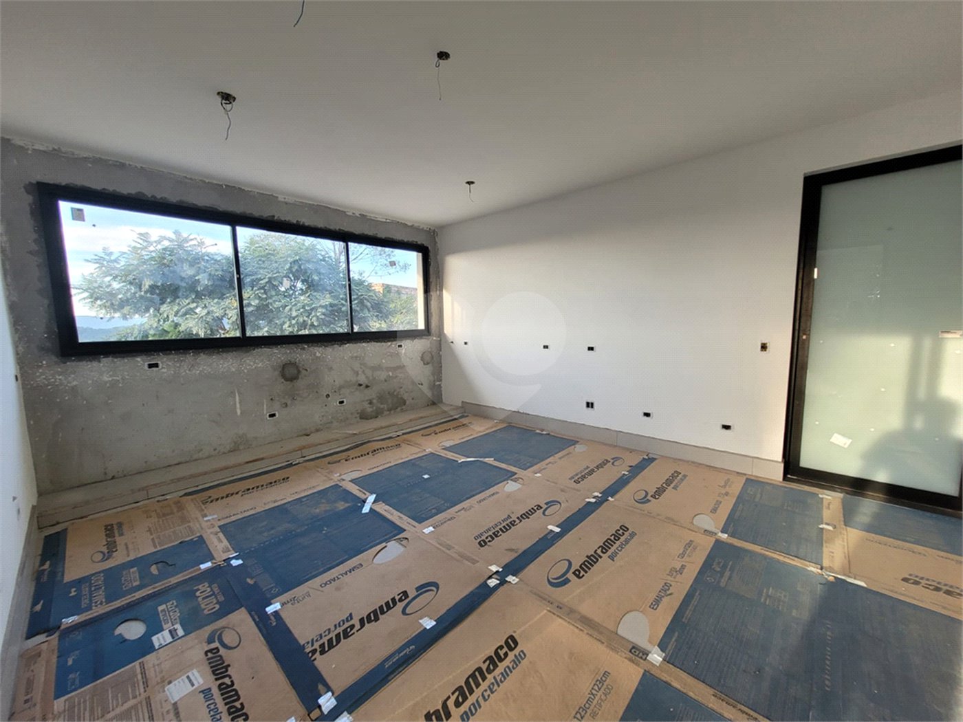 Casa à venda com 6 quartos, sendo 4 suítes, no condomínio Suíça da Cantareira, Mairiporã - SP
