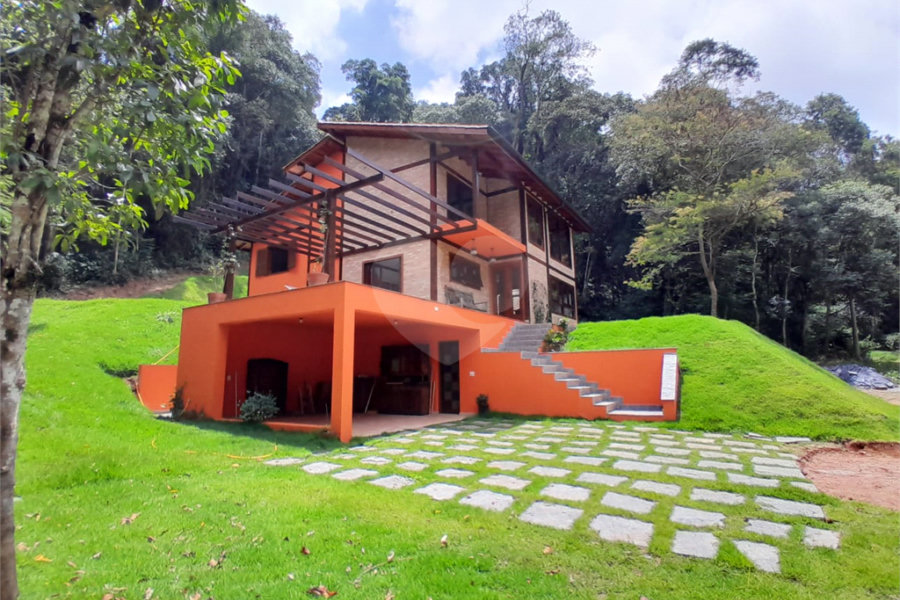 Casa à venda com 3 quartos, sendo 1 suíte, no condomínio Sausalito, Mairiporã - SP