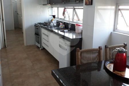 Apartamento à venda com 3 quartos, sendo 2 suítes, em Campo Belo, São Paulo, SP