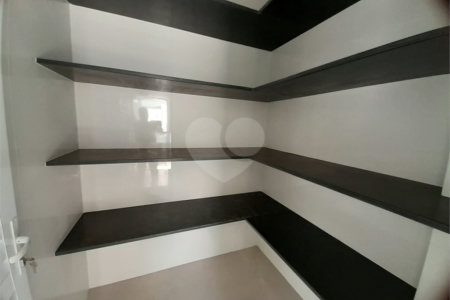 Belíssima Casa à Venda no Condomínio Damha IV