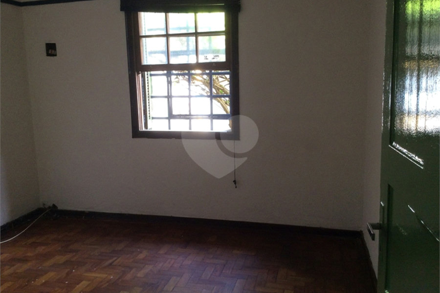 Casa à venda com 4 quartos, sendo 1 suíte, no condomínio Conselheiro Moreira de Barros, São Paulo - SP