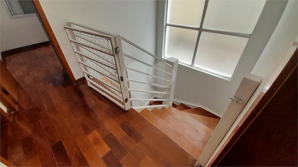 Casa à venda com 3 quartos, sendo 1 suíte, no condomínio Residencial Jardins, São Bernardo do Campo - SP
