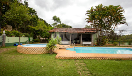Casa à venda ou para alugar com 5 quartos, sendo 2 suítes, no condomínio Restinga Verde, São Roque - SP