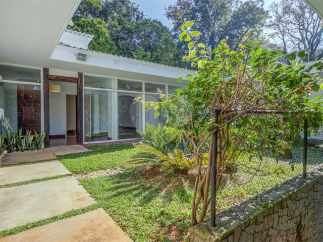 Casa para alugar com 5 quartos, sendo 3 suítes,  no condomínio Chácara Flora, São Paulo - SP