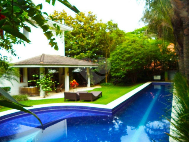 Casa à venda com 4 quartos, sendo 2 suítes,  no condomínio Residencial Morumbi, São Paulo - SP