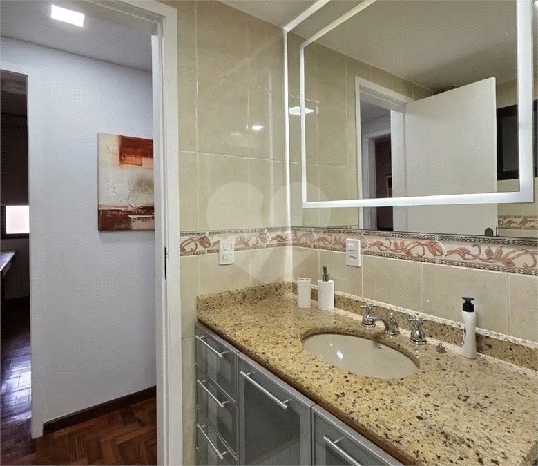 Apartamento à venda com 2 quartos, sendo 1 suíte,  em Laranjeiras, Rio de Janeiro, RJ