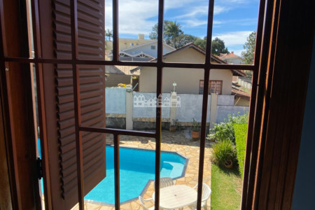 Casa à venda com 3 quartos, sendo 1 suíte, com vista deslumbrante em Recreio Maristela, Atibaia