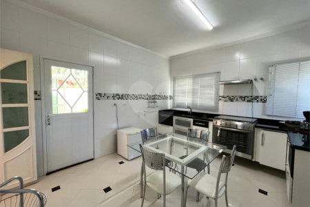 Casa à venda com 5 quartos, sendo 3 suítes,  no condomínio Village Saint Charbel, Araçoiaba da Serra - SP