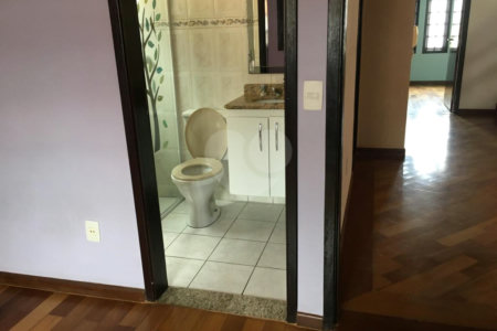 Casa à venda com 4 quartos, sendo 2 suítes,  em Vila Oliveira, Mogi das Cruzes, SP