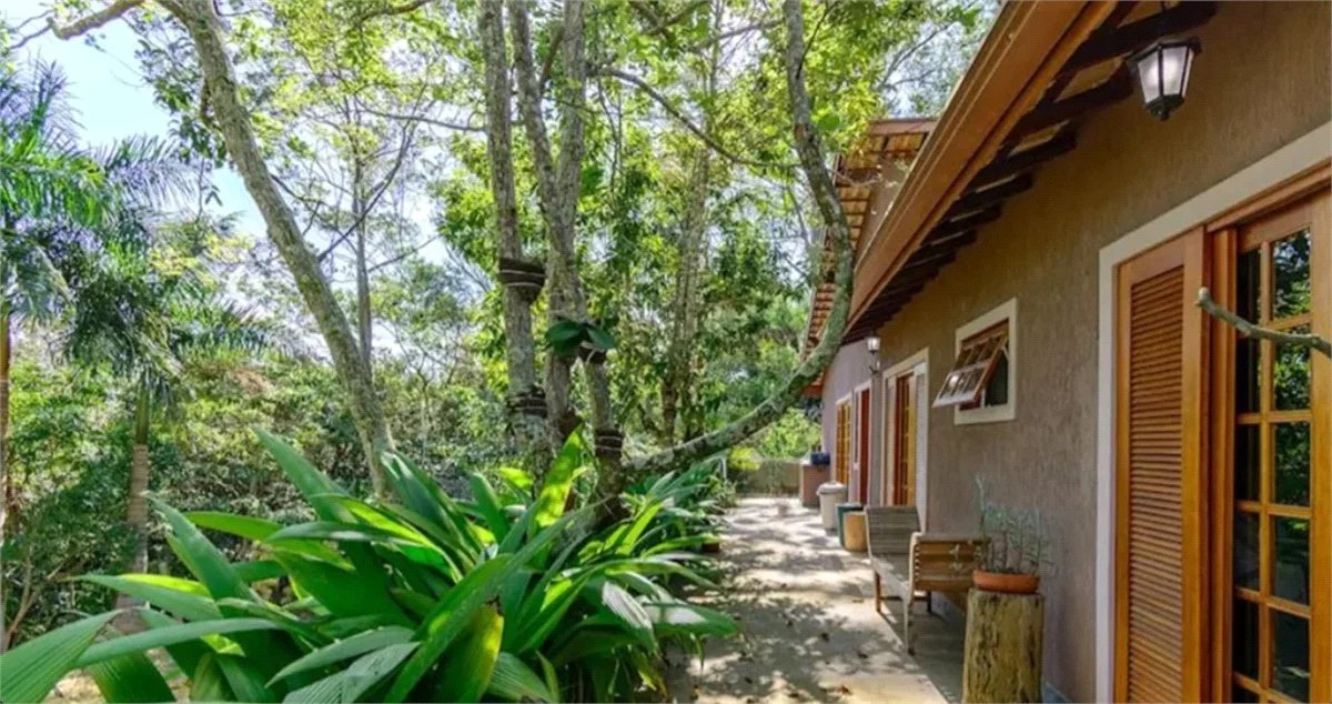 Casa à venda com 4 quartos, sendo 2 suítes,  em Granja Viana, Cotia, SP