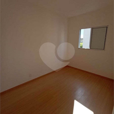 Apartamento no Condomínio Parque dos Jacarandás.