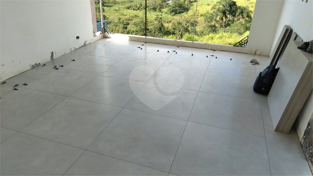 Casa à venda com 3 quartos, sendo 1 suíte,  no condomínio Residencial Club Entresseras, Santa Isabel - SP