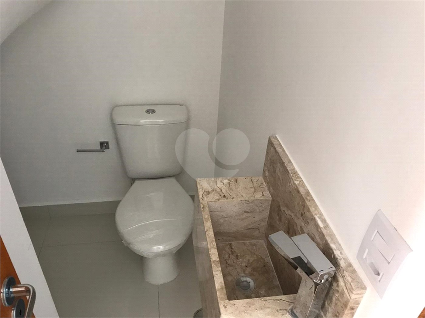 Casa à venda com 3 quartos, sendo 1 suíte, no condomínio Parque Vitória, São Paulo - SP