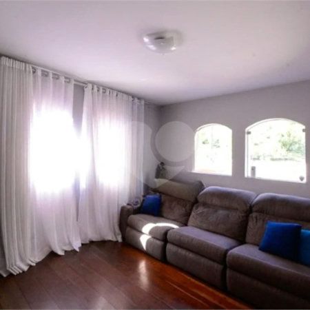 Casa com 4 Dormitórios sendo 1 suíte, com 3 Vagas