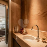 Apartamento de 306m² na melhor região de Moema, 3 suítes, 5 vagas, varanda gourmet, depósito, fora de rota