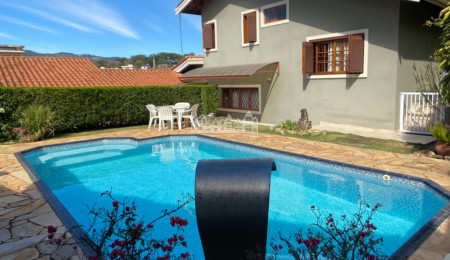 Casa à venda com 3 quartos, sendo 1 suíte, com vista deslumbrante em Recreio Maristela, Atibaia