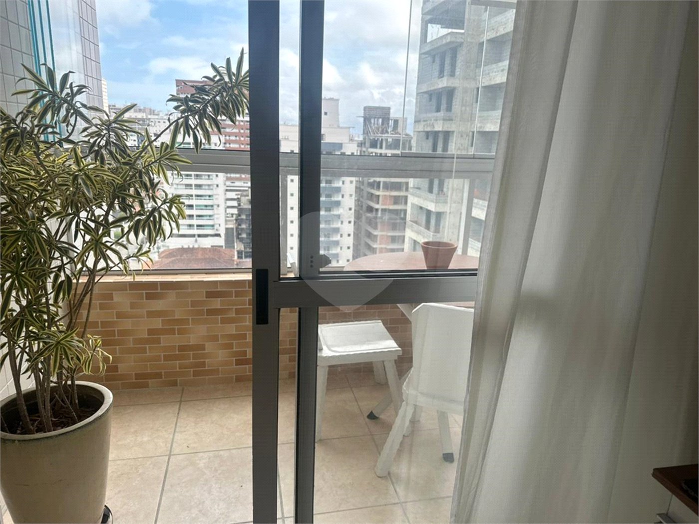 Apartamento à venda ou para alugar com 2 quartos, sendo 1 suíte,  em Guilhermina, Praia Grande, SP