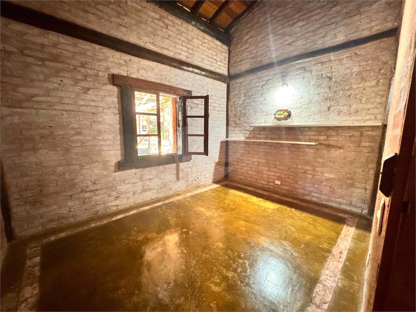 Casa "pé na água" à venda em condomínio fechado – Bragança Paulista/SP Com 305m² de Á/C e 1.305m² ÁT