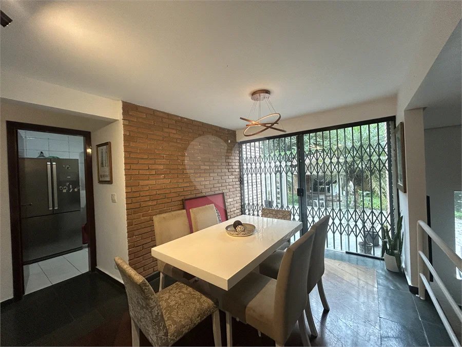 Casa em condomínio com 3 dormitórios, 01 suíte, garagem para 06 carros, área gourmet, piscina.