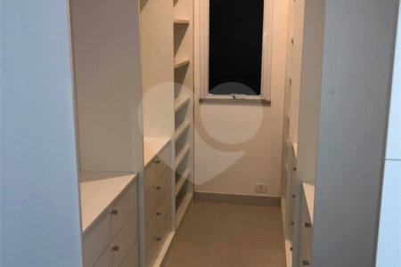 Casa à venda com 9 quartos, sendo 8 suítes, no condomínio Village Elisabete, Rio de Janeiro - RJ