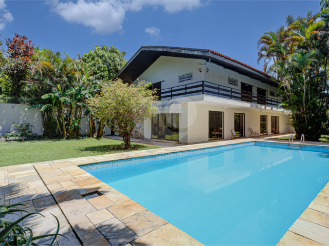 Casa Térrea à venda com 5 quartos, sendo 4 suítes,  em Interlagos, São Paulo, SP