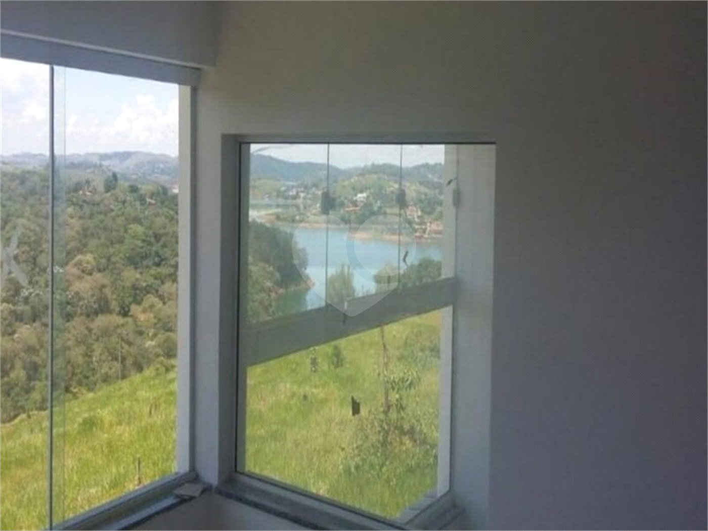 Casa à venda com 4 quartos, sendo 2 suítes,  no condomínio Jardim Imperador, Igaratá - SP