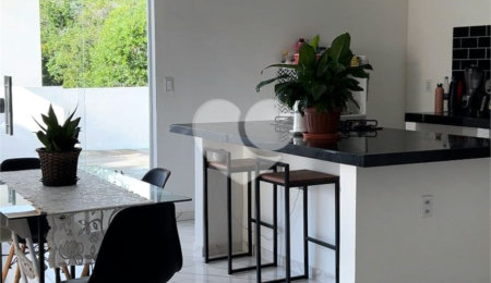 Casa à venda com 4 quartos, sendo 3 suítes, em Taperapuan, Porto Seguro, BA