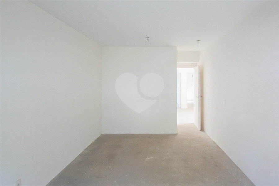 Casa à venda com 4 quartos, sendo 2 suítes, no condomínio Bristol Village, São Paulo - SP