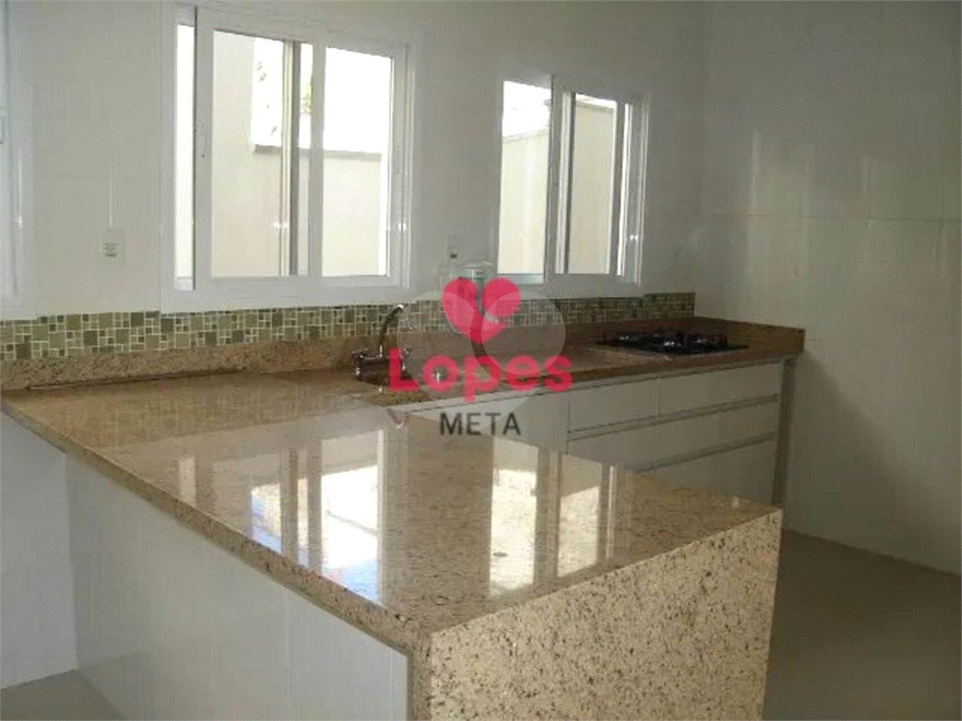 Casa à venda com 3 quartos, sendo 2 suítes, no condomínio Floradas Paratey, São José dos Campos - SP