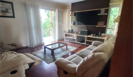 Sobrado à venda com 3 quartos, sendo 2 suítes,  em Aruã, Mogi das Cruzes, SP