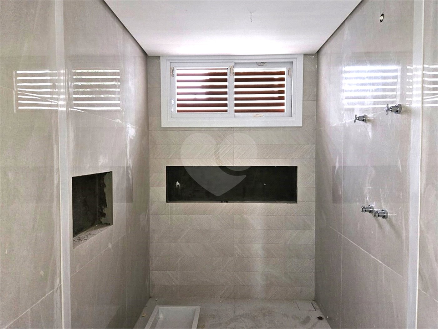 Casa à venda com 4 suítes no condomínio Venezia, São Paulo - SP